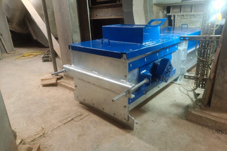 Drag chain conveyor installed on site