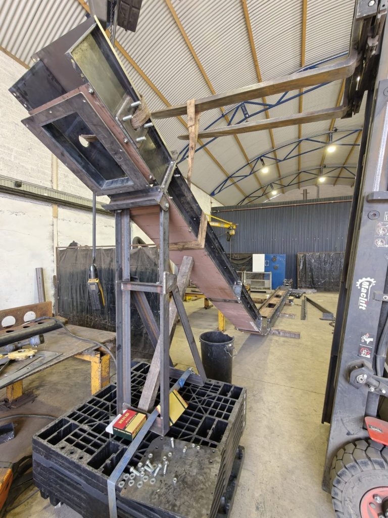 Inclined drag chain conveyor section in our workshop