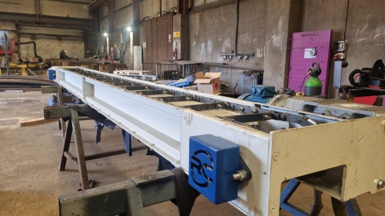 Drag chain conveyor with RC-branded take-up guards
