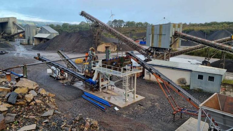 Quarry plant and conveyors