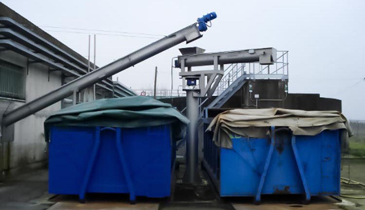 Inclined screw conveyor installed on a customer site